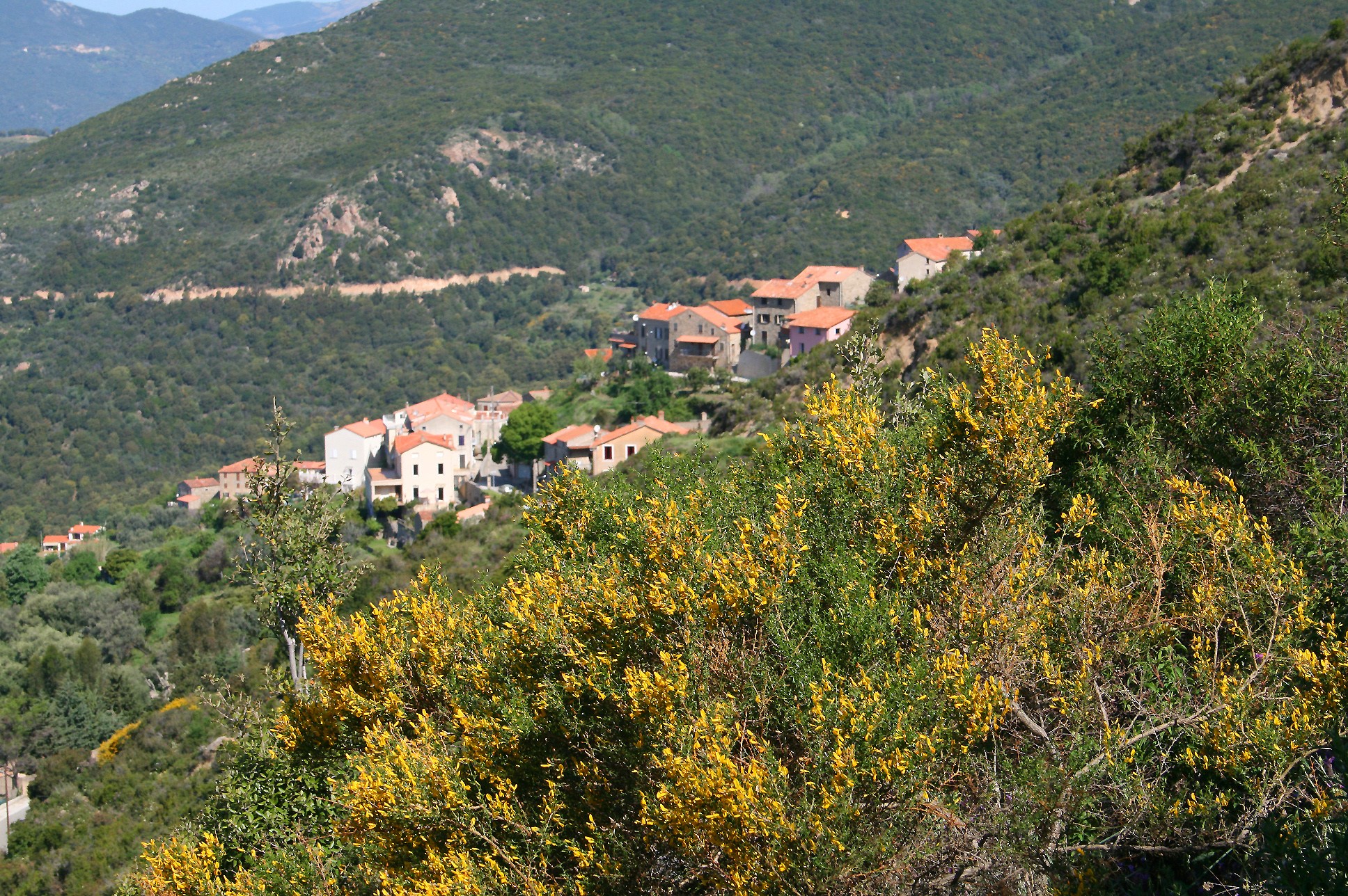 An image labelled Aux Alentours