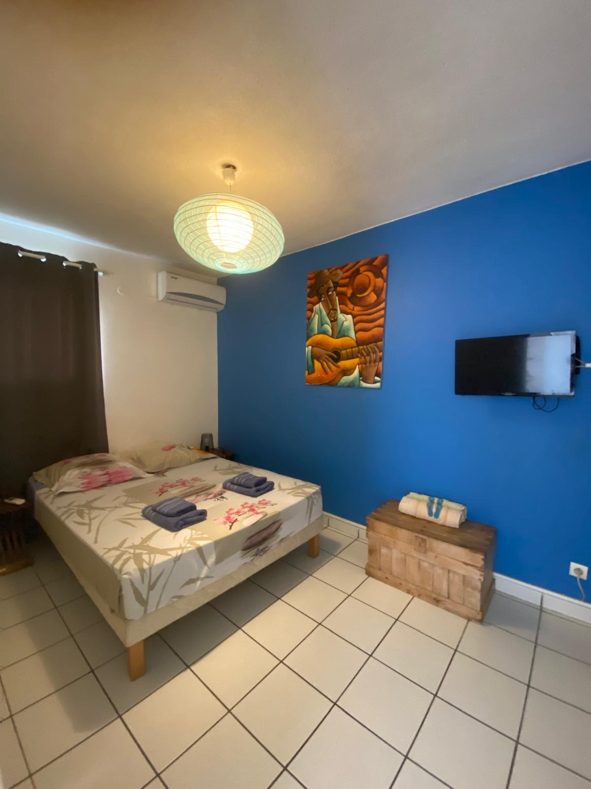 An image labelled Vue ( depuis la propriété / chambre )