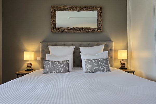 An image labelled Chambre Double Supérieure avec Terrasse - Vue sur Piscine