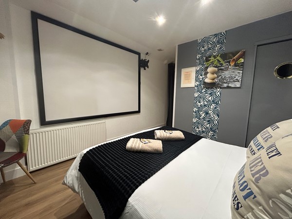 An image labelled Photo de toute la chambre