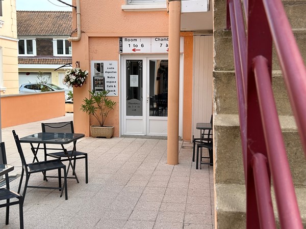 An image labelled Facade / Entrée