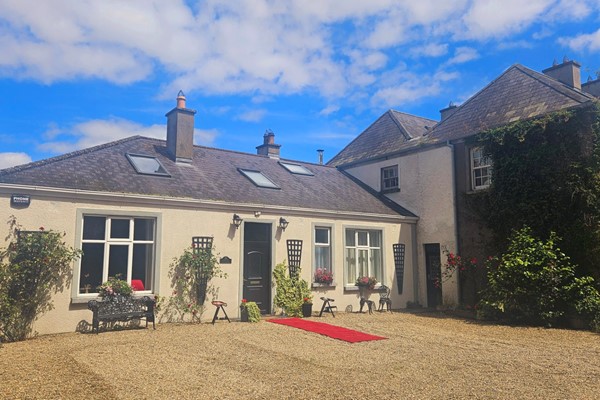 An image labelled Luxurious Cottage Self Catering