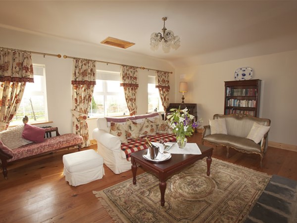An image labelled Living room