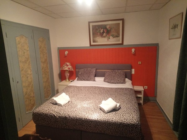 An image labelled Photo de toute la chambre