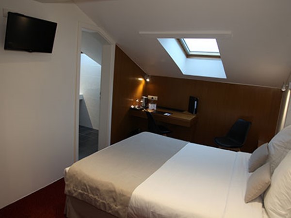 An image labelled Photo de toute la chambre