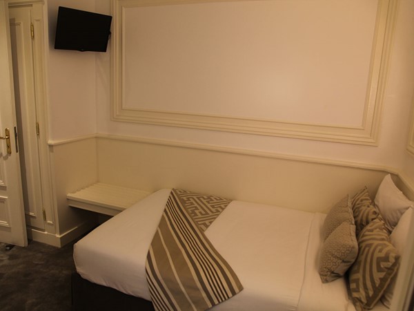 An image labelled Photo de toute la chambre