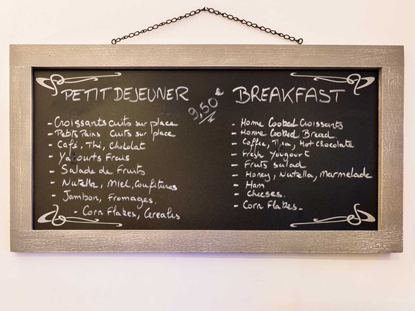 An image labelled Petit Déjeuner