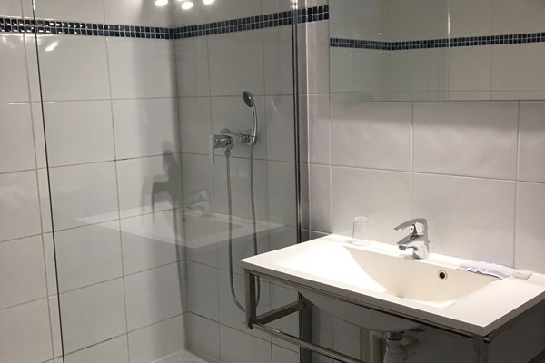 An image labelled Chambre 1 Double(s) - 2 Single(s) Quadruple Supérieure