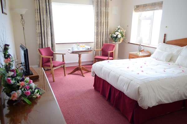 An image labelled 3 Nights B&B and 1 Dinner