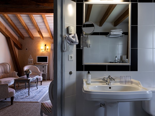 An image labelled Photo of the whole room