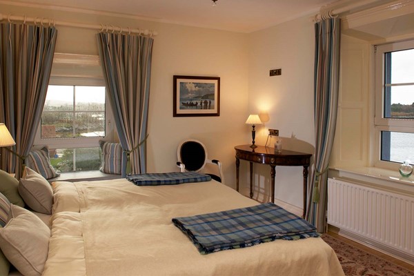 An image labelled Deluxe Double or Twin - Sea View Room