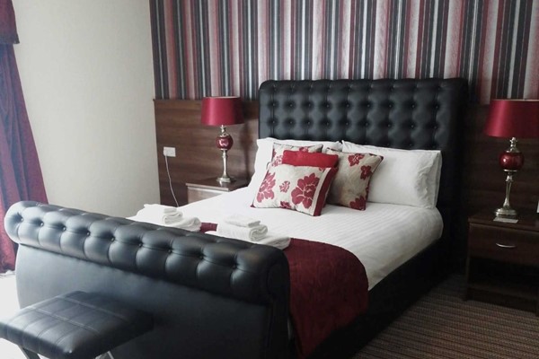 An image labelled Dark Hedges Suite  Room