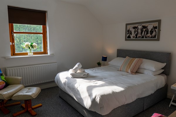 An image labelled Deluxe Two-Bedroom Apartment (Sleeps 4)