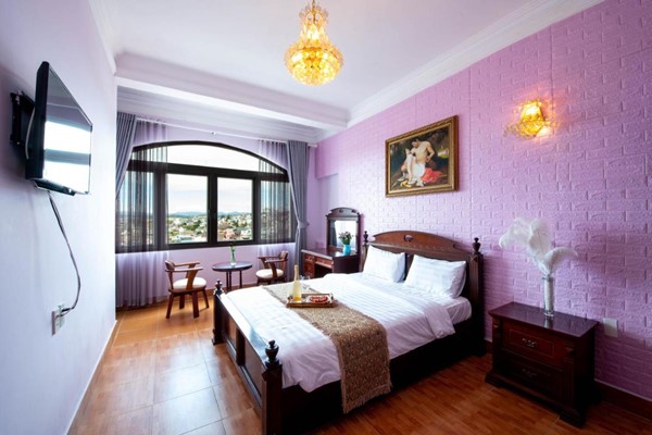 An image labelled Deluxe Double ĐB Room