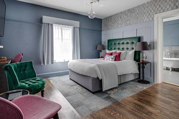 An image labelled Deluxe King Room with Bath