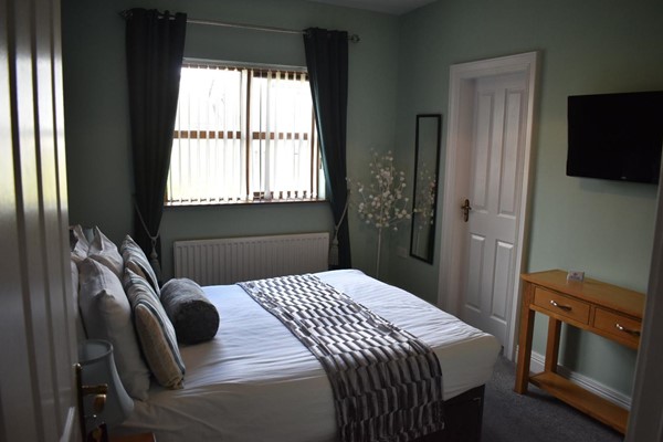 An image labelled Double & Small Single  Room