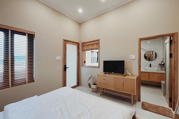 An image labelled Double - Phòng 3 (Deluxe ) - XOM House Biển Hồ Room